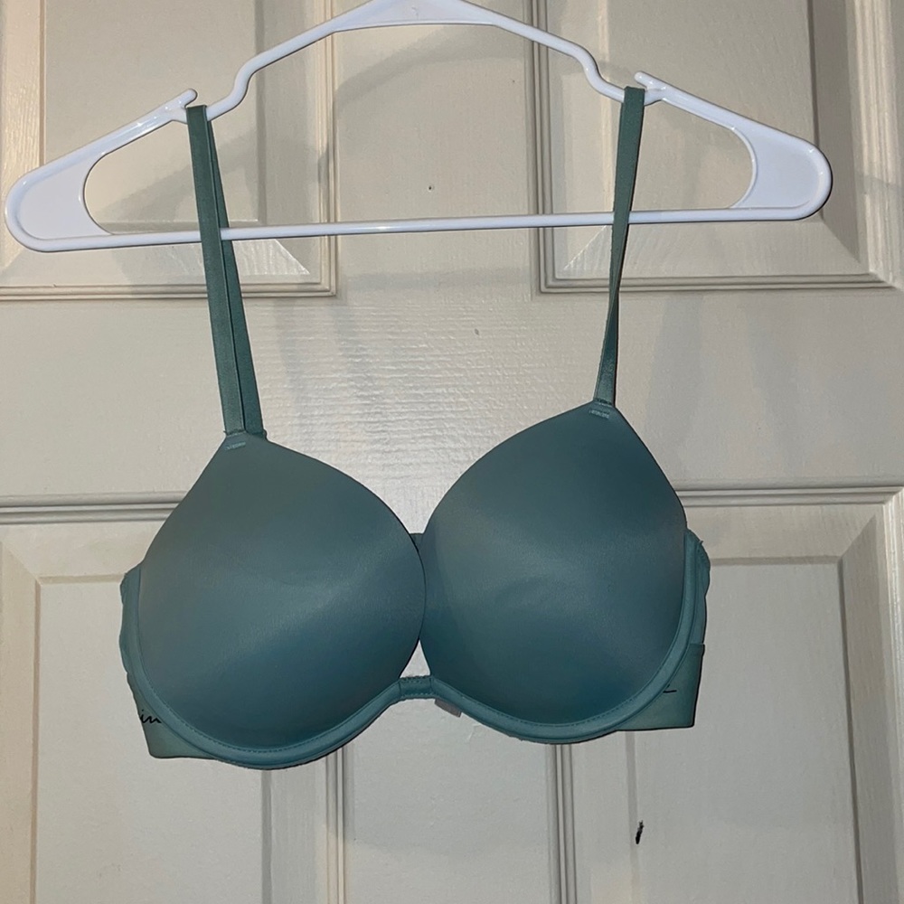 VICTORIAS SECRET / Wear everywhere super push up bra
